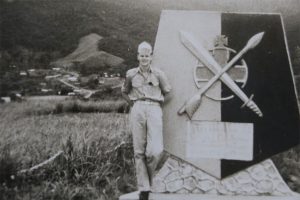 Willem als 19-jarige marinier bij het monument ter ere van Generaal Mac Arthur