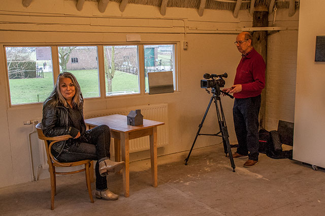 Filmen regionale TV RTVBetuwe Haybarn gallery Tuil, Joyce Bloem